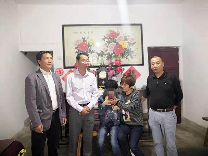 主題教育正當(dāng)時 志愿服務(wù)暖民心——區(qū)城建投公司黨支部開展志愿服務(wù)、點(diǎn)亮“微心愿”黨日活動