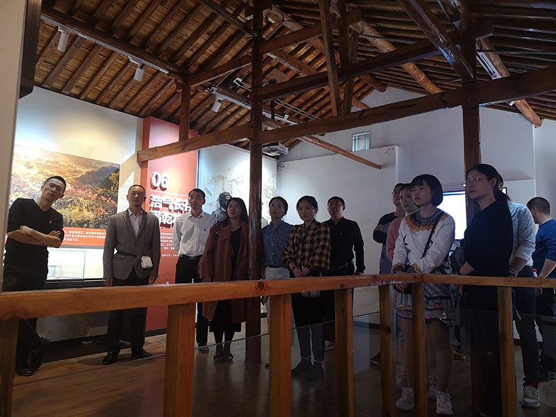 區(qū)城建投黨支部開展革命傳統(tǒng)教育“緬懷先烈、重溫誓詞”主題黨日活動(dòng)