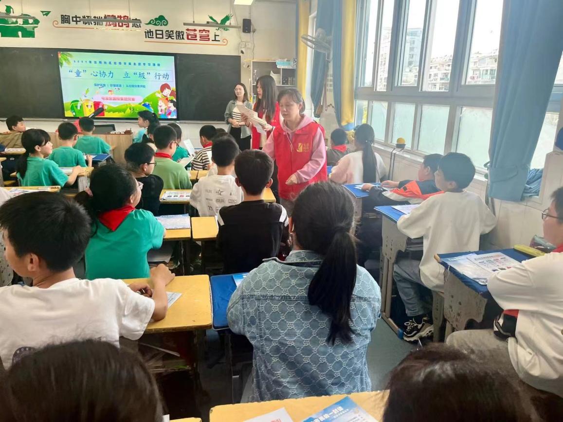 “攜手共筑美好家園”——開(kāi)展垃圾分類宣傳、小區(qū)衛(wèi)生整治志愿者活動(dòng)