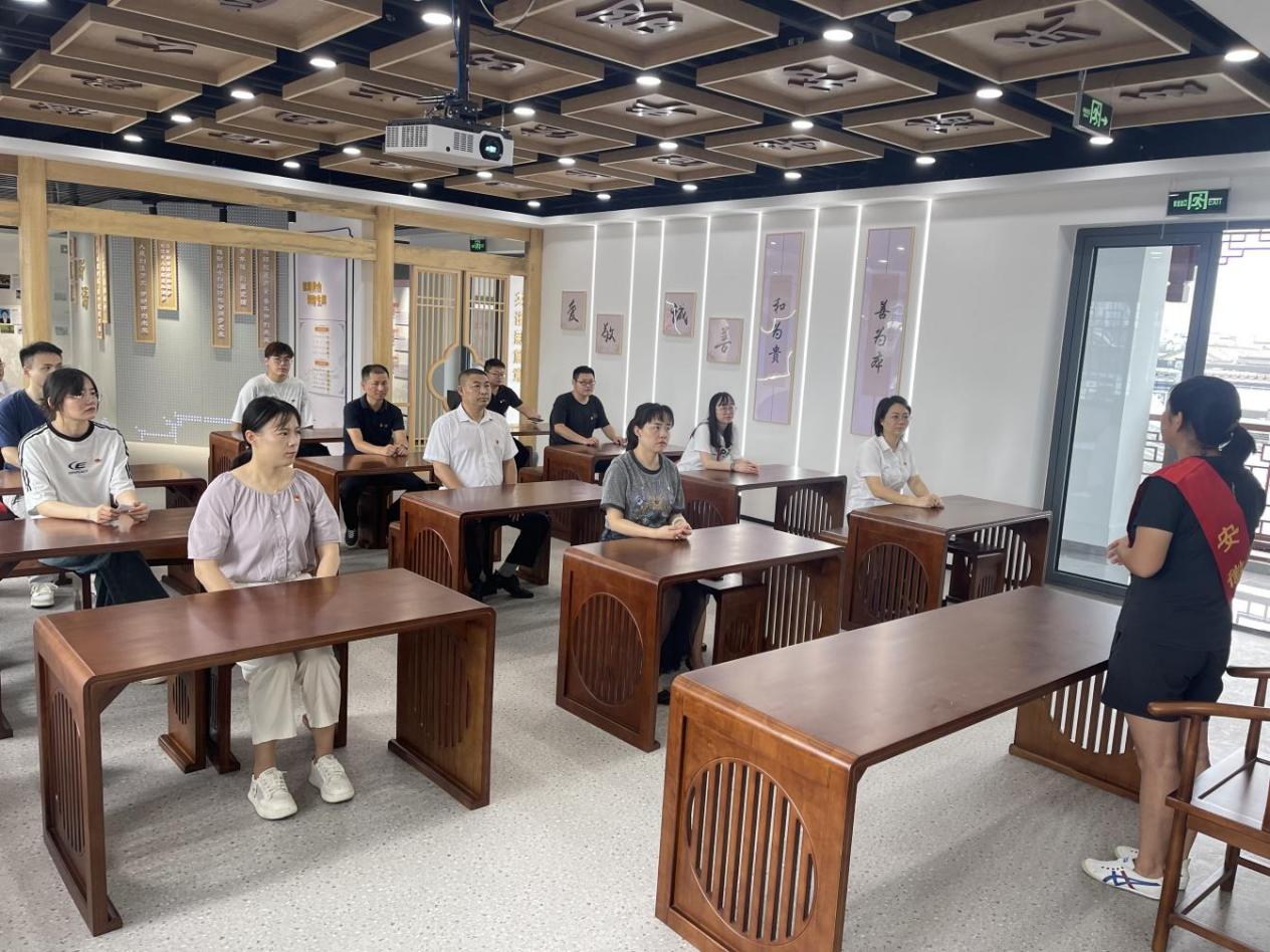 見賢思齊學(xué)楷模，崇德向善做好人——區(qū)國投集團(tuán)黨委開展8月份主題黨日活動